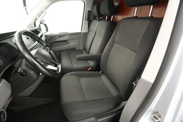 Volkswagen TRANSPORTER 2.0 TDI L2H1 150PK | Aut. | Airco | Adap. Cruise | Camera | 3 Zits | Trekhaak | Carplay
