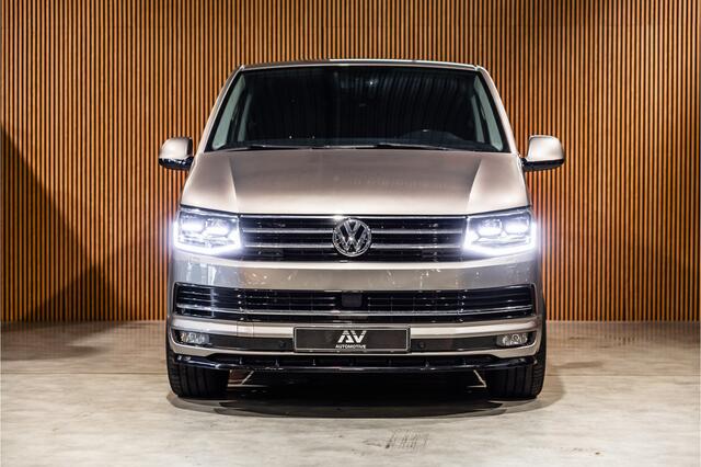 Volkswagen TRANSPORTER 2.0 TDI L2H1 DC Highline | Schuifdak | ACC | Bi-Xenon | Camera | Stoelverwarming | Navigatie | Alcantara bekleding | Trekhaak | L+R Schuifdeur | 20'' Sport velgen | Orig. NL Auto | NAP Logisch | Nieuwe APK