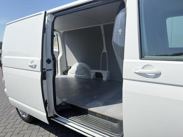 Volkswagen TRANSPORTER 2.0 TDI HIGHLINE / L2H1 / HIGHLINE / TREKHAAK / AIRCO / CRUISE / NAVI / CARPLAY / LMV