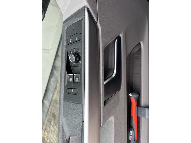 Volkswagen TRANSPORTER 2.0 TDI L2H1 DC 150pk Airco Cruise controle Telefoonverbinding Apple carplay Stuurwielbediening Parkeersensoren voor en achter Euro 6 1e eigenaar Dealer onderhouden