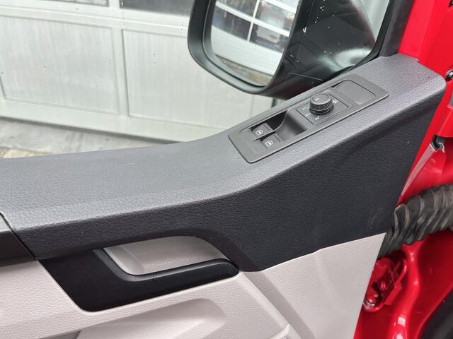 Volkswagen TRANSPORTER Kombi 2.0 TDI L2H2 150pk DSG Airco Cruise control Trekhaak 2500kg trekgewicht Parkeersensoren achter Apple carplay Telefoonverbinding Euro 6 Ideaal voor camperombouw! 8-Persoons