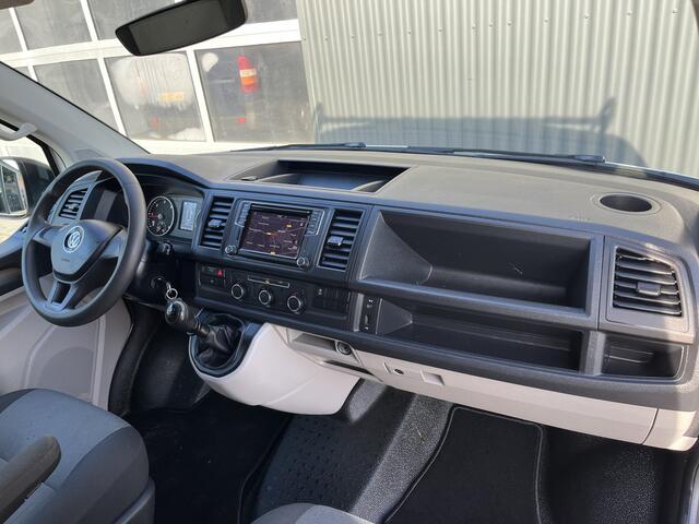 Volkswagen TRANSPORTER 2.0 TDI L2H1 Trekhaak 2200kg trekgewicht Imperiaal Euro 6 Airco Cruise controle Navigatie Apple carplay Parkeersensoren achter 2-Persoons
