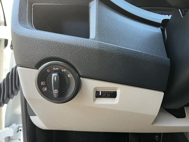 Volkswagen TRANSPORTER 2.0 TDI L2H1 Trekhaak 2200kg trekgewicht Imperiaal Euro 6 Airco Cruise controle Navigatie Apple carplay Parkeersensoren achter 2-Persoons