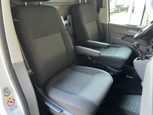 Volkswagen TRANSPORTER 2.0 TDI L2H1 Sortimo Kastinrichting Trekhaak 2200kg trekgewicht Airco Cruise controle Telefoonverbinding Apple carplay Euro 6