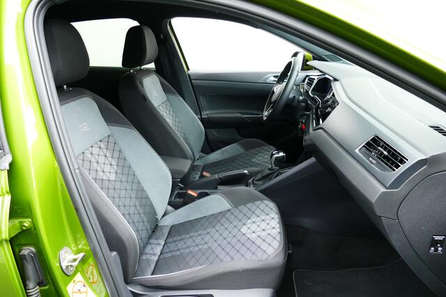 Volkswagen Taigo 1.5 150pk TSI R-Line Business. Virt Cockpit, StoelVerw, IQ Led, Camera, Haak 1200kg