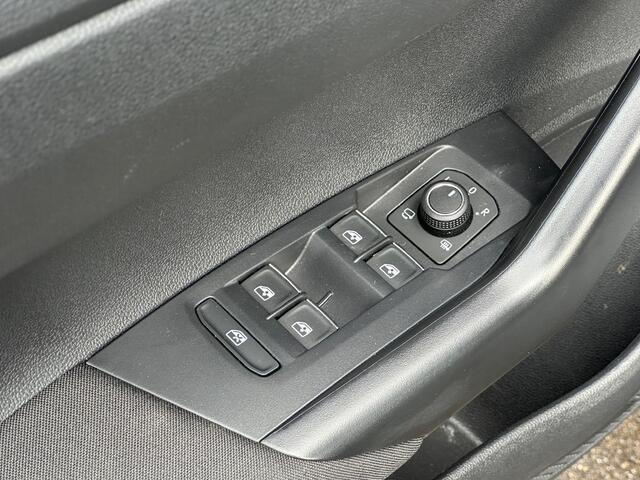 Volkswagen Taigo 1.5 TSI 150pk DSG R-Line | Trekhaak | IQ light | Camera | Navi | Virtual | Rijklaar incl. garantie