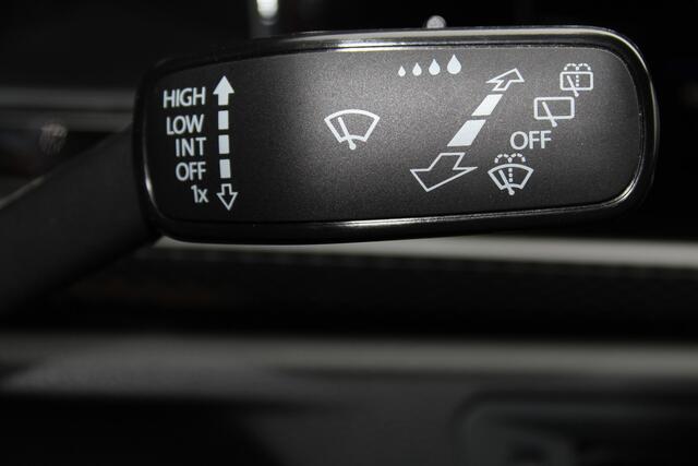 Volkswagen Taigo 1.0-96pk TSI Oranje Edition. Zeer nette en luxe hoogzitter, slechts 33.500km ! Airco, cruise cntrl adaptief, camera, pdc achter, trekhaak, LED verlichting, Apple Carplay/Android auto, bluetooth telefoonvoorb., digitaal dashboard etc.