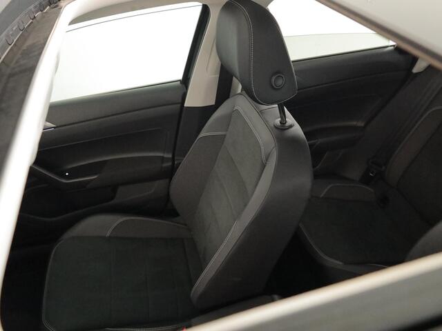 Volkswagen Taigo 1.5 TSI Style 150 pk Automaat (DSG) | Navigatie | Panoramadak | Trekhaak (afneembaar) | Parkeersensoren | Achteruitrijcamera | Stoelverwarming |