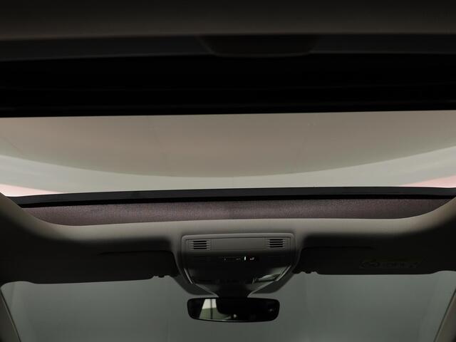 Volkswagen Taigo 1.5 TSI Style 150 pk Automaat (DSG) | Navigatie | Panoramadak | Trekhaak (afneembaar) | Parkeersensoren | Achteruitrijcamera | Stoelverwarming |