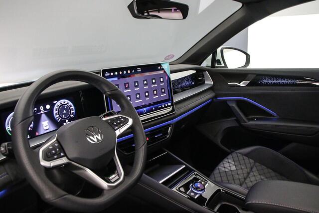 Volkswagen Tayron R-Line Edition 1.5 TSI eHybrid 204pk DSG Automaat Panoramadak, Adaptive cruise control, 360 camera, Achteruitrijcamera, LED matrix koplampen, Navigatie, Elektrische achterklep