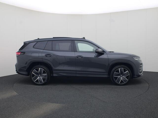 Volkswagen Tayron 1.5eHybrid 200kW/272PK R-Line · Panoramadak · Camera + Parkeersensoren · Apple/Android · Garantie t/m 08-12-2030 of 100000km