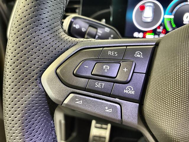 Volkswagen Tayron 1.5 eHybrid 272pk DSG R-Line Edition · Trekhaak · Panoramadak · Leder · Harman Kardon sound · Elektrische stoelen · 360 gr. Camera · Apple/Android Car Play · Head-Up Display · Garantie t/m 23-11-2029 of 100.000km