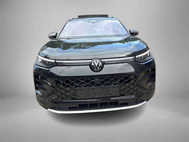 Volkswagen Tayron 1.5 eHybrid 204pk DSG R-Line · Panoramadak · Inklap. Trekhaak · Harman Kardon · 360 Camera · Keyless · Dodehoeksensor · Matrix LED · Garantie t/m 03-07-2030 of 100.000km