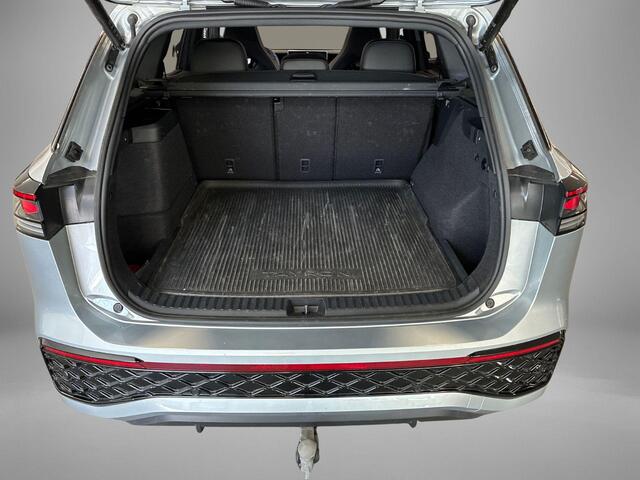 Volkswagen Tayron 1.5 eHybrid 272pk DSG R-Line Edition · Panoramadak · Inklap. Trekhaak · 360 Camera · Matrix LED · Stuur- & Stoelverwarming · Keyless · Garantie t/m 03-11-2029 of 100.000km