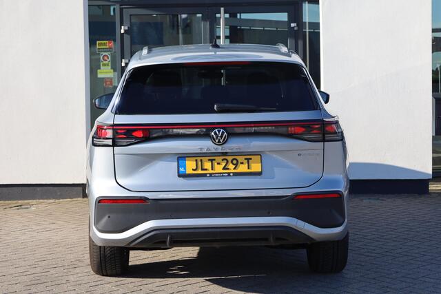 Volkswagen Tayron 1.5 eHybrid Life Edition PL ¤863 p/m* 150KW/204PK, Snelladen 40KW mogelijk, 60 mnd 100.000km garantie, Navigatie, 18" LMV All season, wegklapbare trekhaak, stoelverwarming, DCC, adaptief onderstel, privacy glas, chrome dakrail, camera, side assist, ACC 3