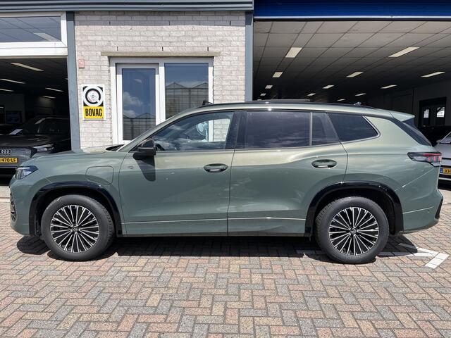 Volkswagen Tayron 1.5 eHybrid R-Line / AUTOMAAT/ 272 PK/ GARANTIE TM 7-2030/ TREKHAAK/ PANO/ BLACK STYLE/ 360 CAMERA/ CRUISE/ NAVI/ APP-CONNECT/ STOELVERWARMING/ 20" LMV
