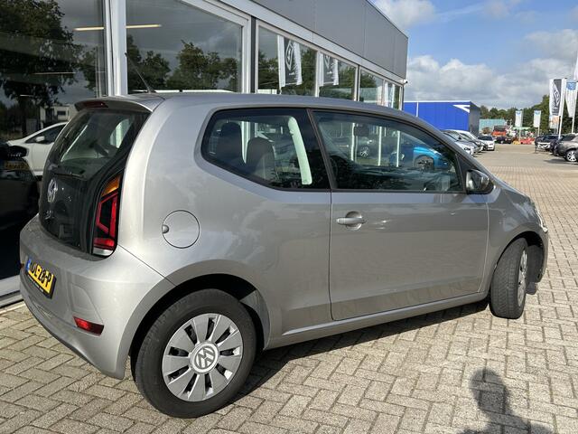 Volkswagen UP! 1.0 BMT high up! 50% Deal 3.225,- ACTIE Stoelverwarming / Airco / Telefoon