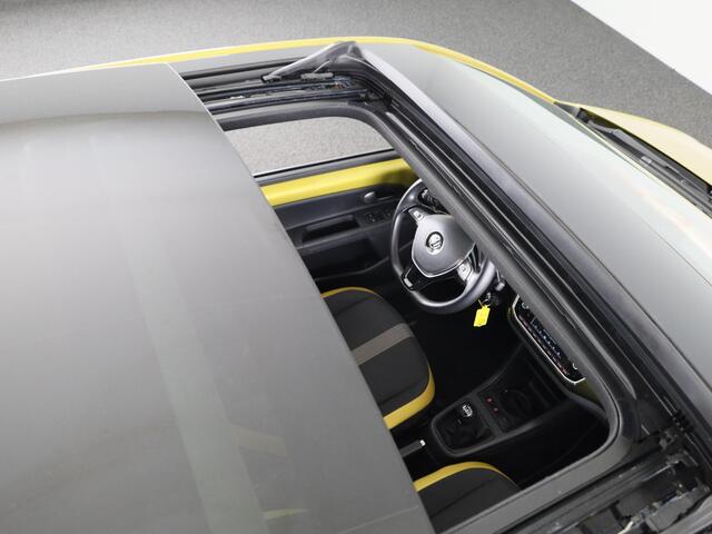 Volkswagen UP! 1.0 TSI BMT high up! 90 PK | Panoramadak | 17 Inch | Cruise Control | Multistuurwiel