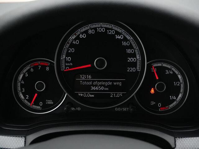 Volkswagen UP! 1.0 | LED dagrijverlichting | Achteruitrijcamera | Parkeersensoren achter | Achteruitrijcamera | Cruise Control | Airco | DAB