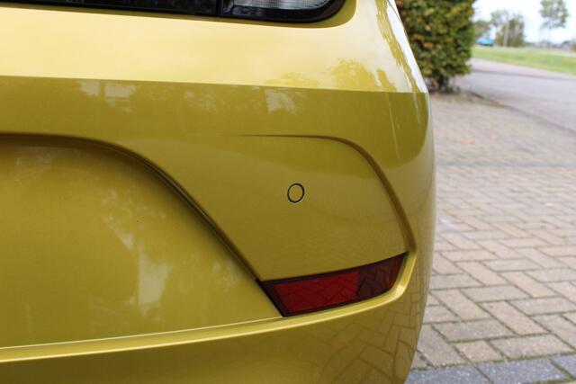 Volkswagen UP! 1.0 R-Line | Incl. 12 maanden Garantie | 1e Eigenaar | Cruise controle | Achteruitrijcamera | Parkeersensoren achter | Climate controle | Lane assist | DAB | 17 Inch LMV | Bluetooth | Stuurwiel multifunctioneel | Origineel NL Auto | NAP |