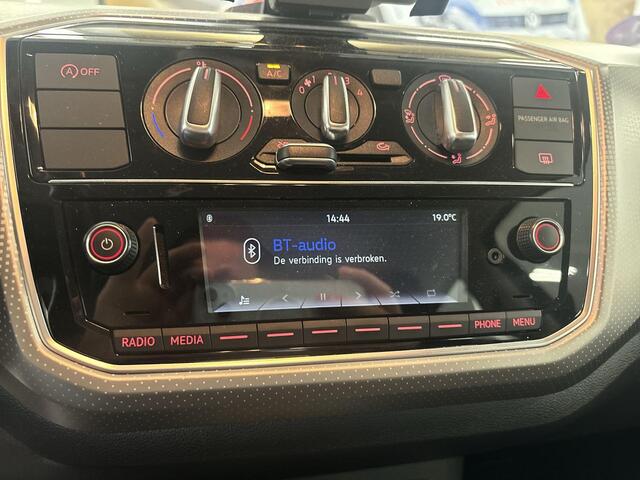 Volkswagen UP! 1.0 75pk BMT high up! Automaat · P-Sensoren · Airco · Elek. Ramen · Cruise Control · Telefoondock · 15'' Inch ·