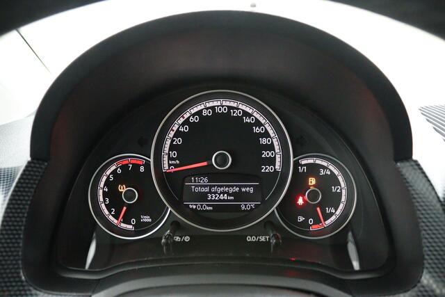 Volkswagen UP! 1.0 R-Line BOVAG Garantie | Stoelverwarming | Camera | Cruise Control | Lederen stuurwiel