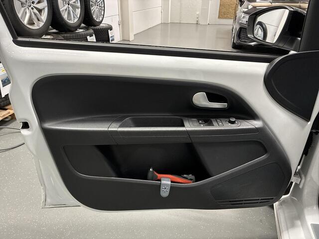 Volkswagen UP! 1.0 TSI 115pk GTI · Camera · P-Sensoren · Cruise Control · Stoelverwarming · Climatronic · 17'' Inch ·