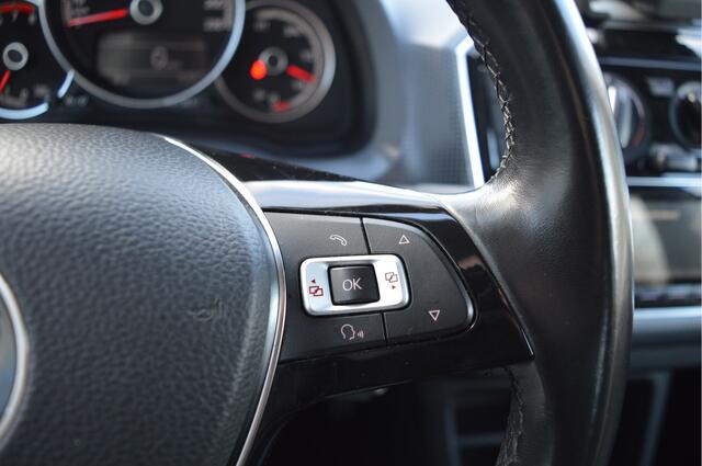 Volkswagen UP! 1.0 75PK BMT high up! Airco / Lmv 16" / Pdc / Priv.glass