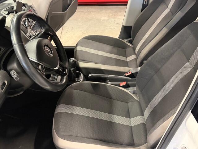 Volkswagen UP! 1.0 BMT high up! (Facelift) , Cruise control , Parkeersensor, Navi via APP, Lichtmetalen velgen, Telefoon integratie , Nieuwe APK , etc. Onderhoudshistorie vanaf 30.000 km hier volledig bekend en recent.