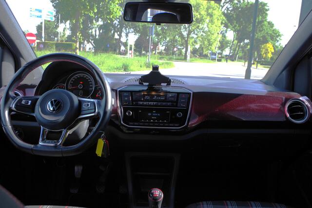 Volkswagen UP! 1.0 TSI 116 PK GTI, Stoelverwarming, Camera, Cruise Control