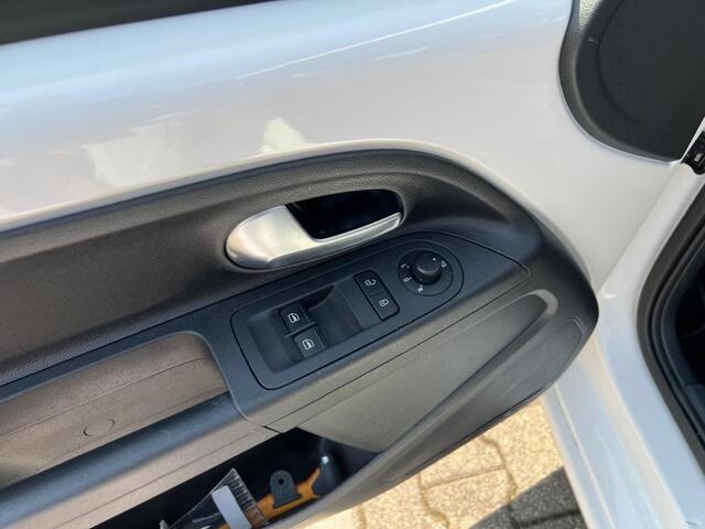Volkswagen UP! 1.0 BMT move up! - Airco - Cruise control - Dealer onderhouden