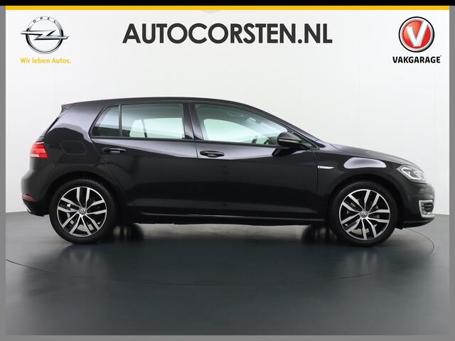 Volkswagen e-Golf AUT SOH=92% Adaptieve Cruise Warmtepomp App-Connect Apple Carplay Android Auto Climatronic Stoelverwarming DAB+ Led Virtual Cockpit Winterpakket Licht/Regensensor Pdc App-Connect Lmv 17" E-DITION 136PK 290NM Koppel slechts 44.000km