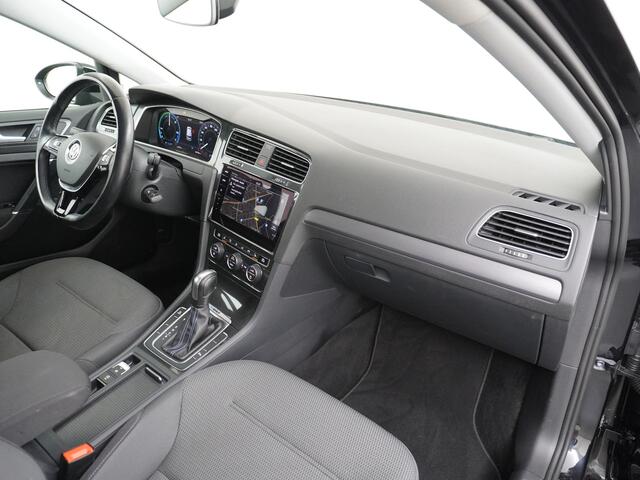 Volkswagen e-Golf AUT SOH=92% Adaptieve Cruise Warmtepomp App-Connect Apple Carplay Android Auto Climatronic Stoelverwarming DAB+ Led Virtual Cockpit Winterpakket Licht/Regensensor Pdc App-Connect Lmv 17" E-DITION 136PK 290NM Koppel slechts 44.000km