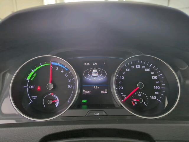 Volkswagen e-Golf E-DITION / Led / Climate controle / Navigatie / Parkeersensoren V+A / Lichtmetaal 17 inch /
