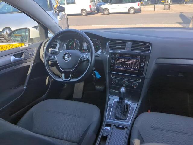 Volkswagen e-Golf E-DITION Clima / Parkeersensoren / Navigatie / LED / Voorruit verwarmbaar