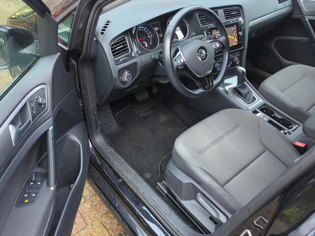 Volkswagen e-Golf E-DITION Navigatie / Parkeersensoren / Voorruitverwarming / LED / Clima / 17"LM