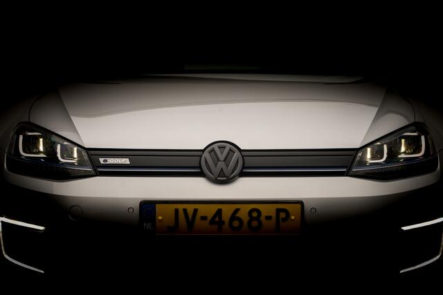 Volkswagen e-Golf 85 Kw 24 kWh | Adap. Cruise | Carplay | Org. NL | LED | PDC | Voorruitverwarming