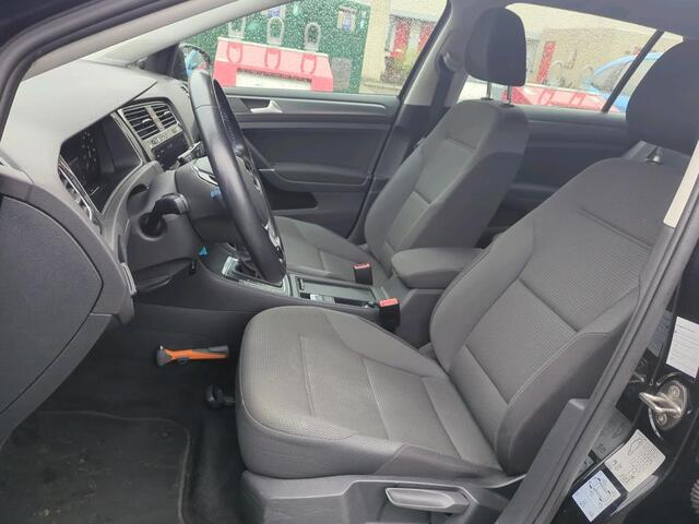 Volkswagen e-Golf E-DITION 136pk / Virtual Cockpit / LED / Navigatie / Leder / Verwarmbare Voorstoelen / Achteruitrijcamera / 17'' LMV