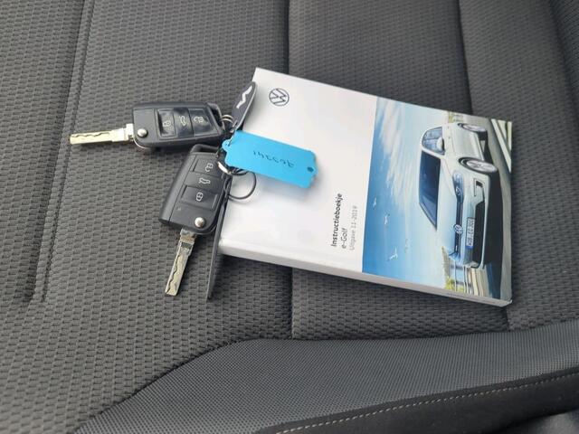 Volkswagen e-Golf E-DITION 136pk / Virtual Cockpit / LED / Navigatie / Leder / Verwarmbare Voorstoelen / Achteruitrijcamera / 17'' LMV