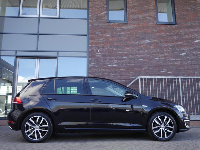 Volkswagen e-Golf E-DITION | Warmtepomp | Digitaal instrumentenpaneel | Parkeer assistent | Led koplampen | 17 inch lichtmetaal | Achteruitrijcamera | Apple carplay/Android auto | Stoelverwarming |