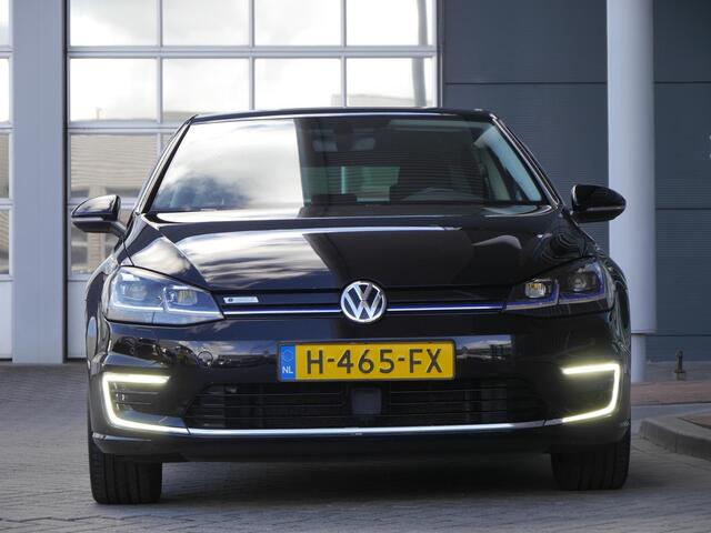 Volkswagen e-Golf E-DITION | Warmtepomp | Digitaal instrumentenpaneel | Parkeer assistent | Led koplampen | 17 inch lichtmetaal | Achteruitrijcamera | Apple carplay/Android auto | Stoelverwarming |