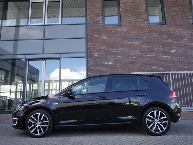 Volkswagen e-Golf E-DITION | Warmtepomp | Digitaal instrumentenpaneel | Parkeer assistent | Led koplampen | 17 inch lichtmetaal | Achteruitrijcamera | Apple carplay/Android auto | Stoelverwarming |