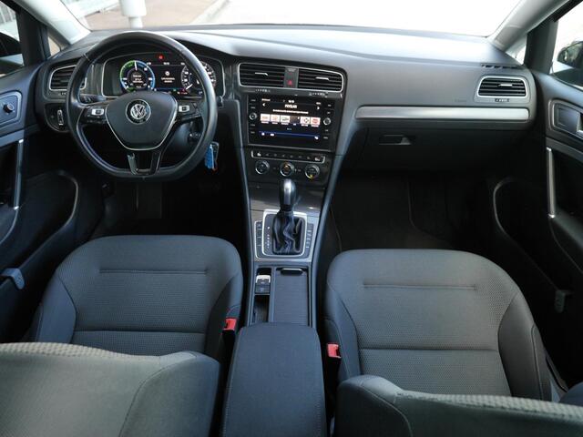 Volkswagen e-Golf E-DITION | Warmtepomp | Digitaal instrumentenpaneel | Parkeer assistent | Led koplampen | 17 inch lichtmetaal | Achteruitrijcamera | Apple carplay/Android auto | Stoelverwarming |