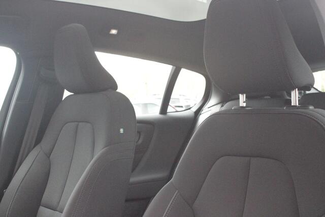 Volvo C40 Single Motor Core 238PK 69 kWh | PANORAMADAK | STOEL / STUUR VERWARMING | DODEHOEKDETECTIE | ACHTERUITRIJCAMERA | NAVIGATIE | APPLE-CARPLAY / ANDROID-AUTO | CRUISE CONTROL | KEYLESS START | DRAADLOZE TELEFOONLADER | PARKEERSENSOREN VOOR / ACHTER |