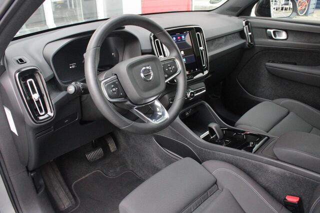 Volvo C40 Single Motor Core 238PK 69 kWh | PANORAMADAK | STOEL / STUUR VERWARMING | DODEHOEKDETECTIE | ACHTERUITRIJCAMERA | NAVIGATIE | APPLE-CARPLAY / ANDROID-AUTO | CRUISE CONTROL | KEYLESS START | DRAADLOZE TELEFOONLADER | PARKEERSENSOREN VOOR / ACHTER |