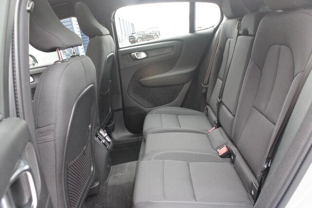 Volvo C40 Single Motor Core 238PK 69 kWh | PANORAMADAK | STOEL / STUUR VERWARMING | DODEHOEKDETECTIE | ACHTERUITRIJCAMERA | NAVIGATIE | APPLE-CARPLAY / ANDROID-AUTO | CRUISE CONTROL | KEYLESS START | DRAADLOZE TELEFOONLADER | PARKEERSENSOREN VOOR / ACHTER |