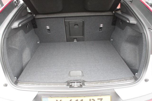 Volvo C40 Single Motor Core 238PK 69 kWh | PANORAMADAK | STOEL / STUUR VERWARMING | DODEHOEKDETECTIE | ACHTERUITRIJCAMERA | NAVIGATIE | APPLE-CARPLAY / ANDROID-AUTO | CRUISE CONTROL | KEYLESS START | DRAADLOZE TELEFOONLADER | PARKEERSENSOREN VOOR / ACHTER |