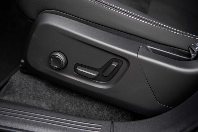 Volvo EC40 Single Motor Extended Range Ultra Black Edition Europa | Adaptive Cruise Control | BLIS | Panoramadak | Harman / Kardon | Nubuck | 360 Camera | 20" | Memory | Elektrische Stoelen | Stoelverwarming voor & achter | Stuuverwarming |