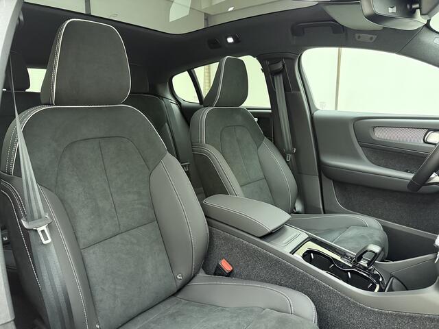 Volvo EC40 Extended Range Plus Black Edition / GRATIS TREKHAAK T.W.V. ¤ 1.295,- * / NIEUW / MY26 / DIRECT LEVERBAAR / NUBUCK / GETINT GLAS /