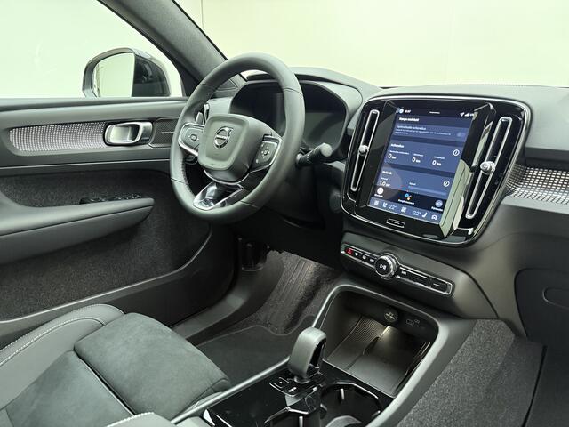 Volvo EC40 Extended Range Plus Black Edition / GRATIS TREKHAAK T.W.V. ¤ 1.295,- * / NIEUW / MY26 / DIRECT LEVERBAAR / NUBUCK / GETINT GLAS /